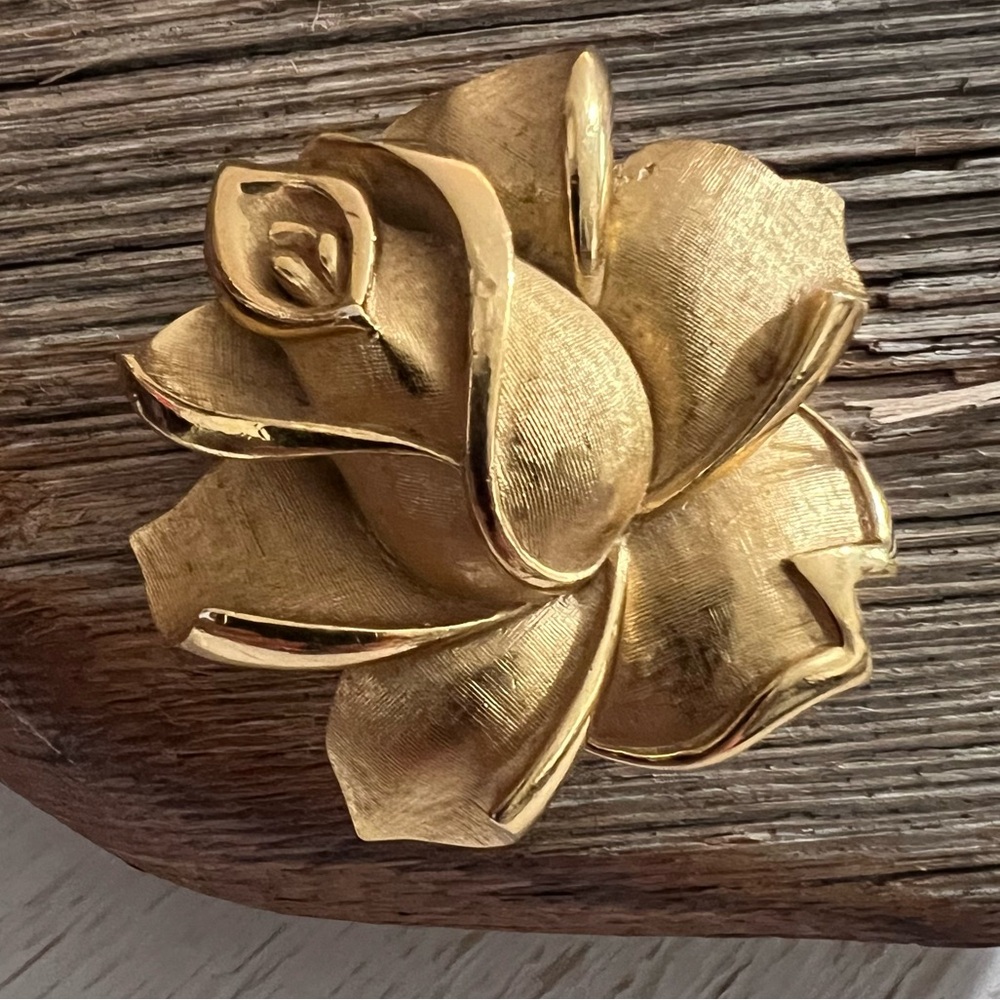 Vintage Signed Trifari Gold Tone Rose Bud Brooch Pin